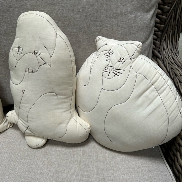 Cat Lovers Bundle -4 accent pillows/set. Two w/stiching, 2 w/hearts and twine. - Picture 2 of 3